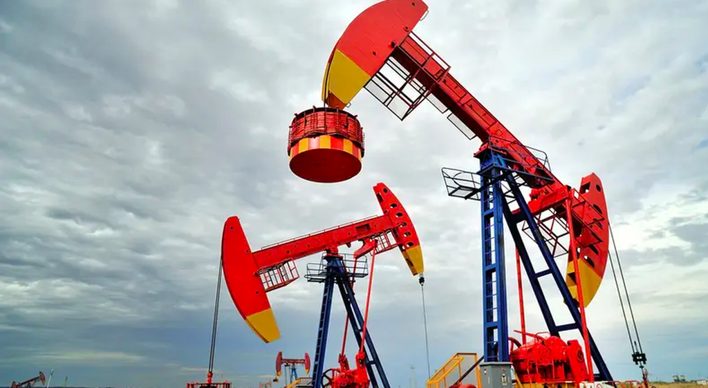 أسعار النفط تتراجع من أعلى مستوياتها في 3 أسابيع