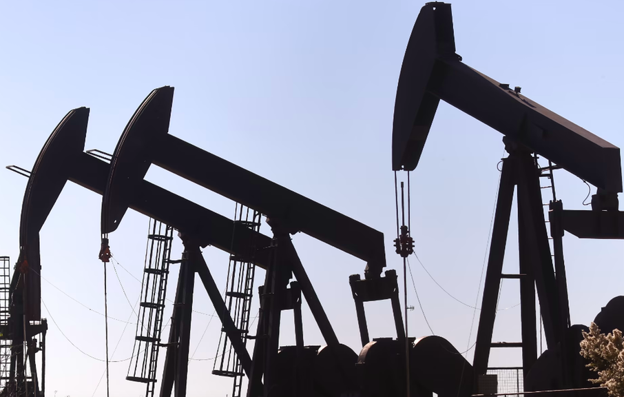 استقرار أسعار النفط بالقرب من أعلى مستوياتها في ثلاثة أشهر