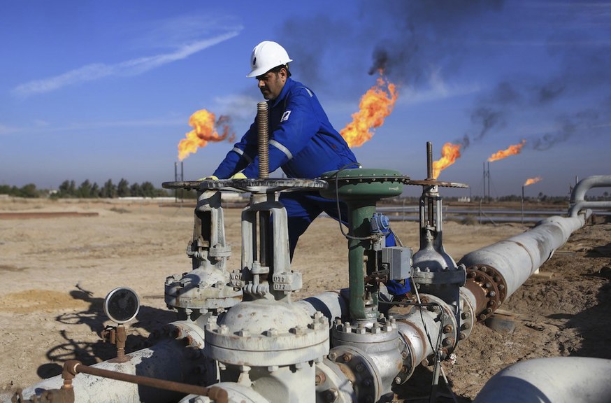 العراق يدرس الاستثمار بقطاع النفط في الخارج 